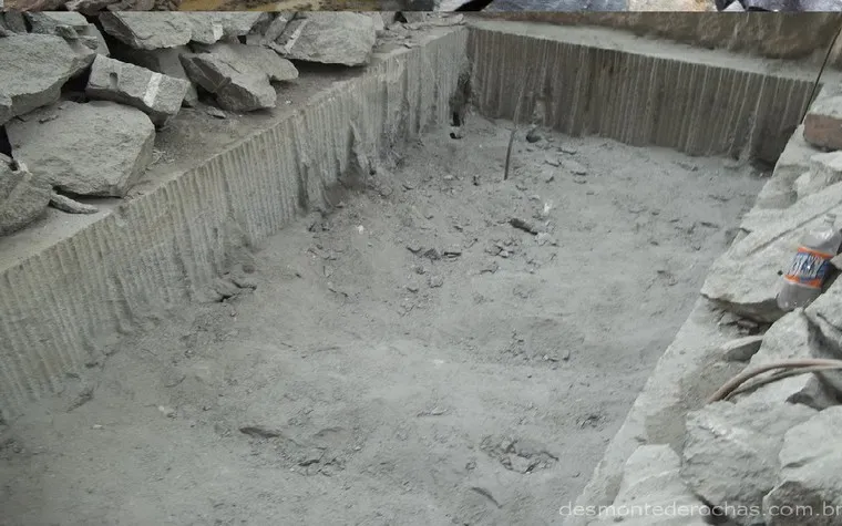 Desmonte de Rocha por Serração de Sapatas e Fundações